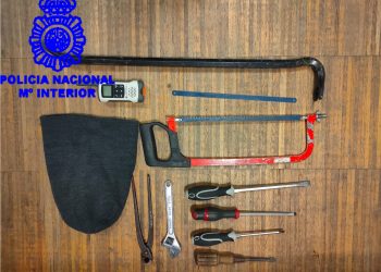 Dos detenidos tras ser sorprendidos robando en una nave de Chapela