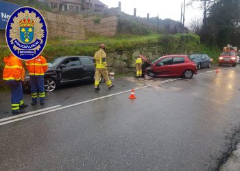 Dos personas heridas en Redondela en una colisión entre dos turismos