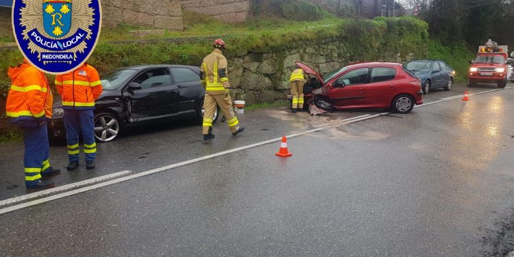 Dos personas heridas en Redondela en una colisión entre dos turismos