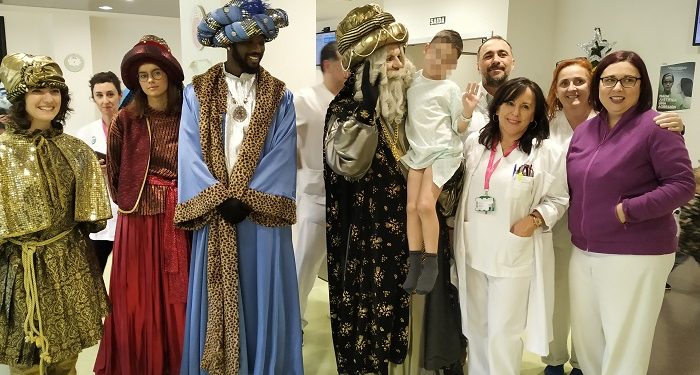 Os Reis Magos visitan aos nenos no Hospital Álvaro Cunqueiro de Vigo