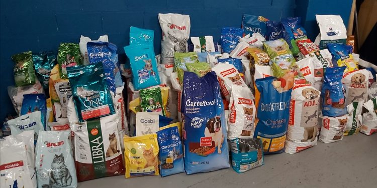 El Gran Vía de Vigo reúne 780 kilos de pienso donado para cuatro protectoras locales