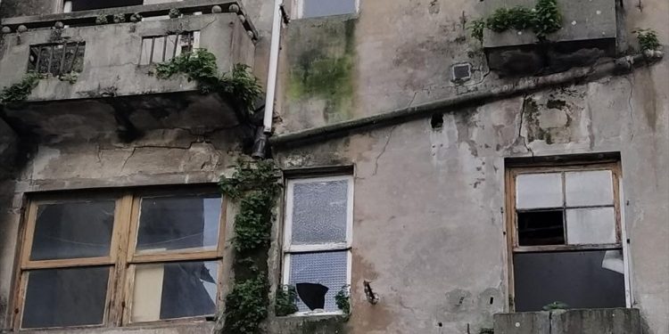 La Policía Local ordena desalojar y balizar un edificio de Vigo por riesgo de derrumbe