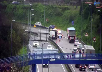 Una colisión entre tres vehículos en la A-55 en Vigo causa un herido e importantes retenciones