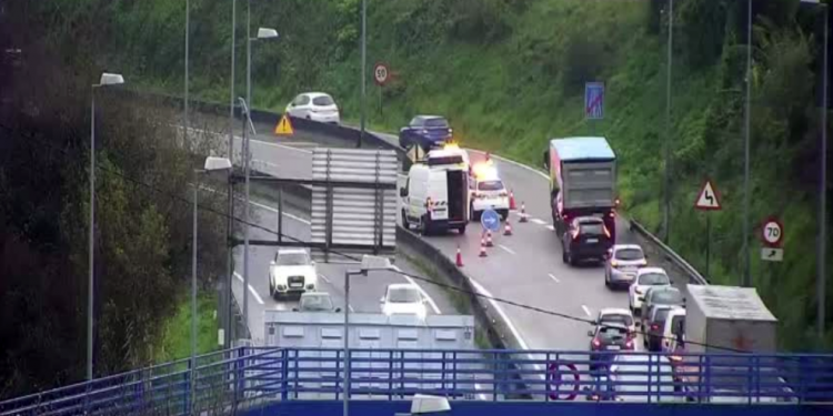 Una colisión entre tres vehículos en la A-55 en Vigo causa un herido e importantes retenciones