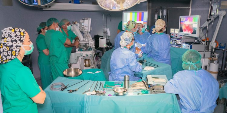 Povisa forma a medio centenar de especialistas sobre cirugía de cáncer de recto