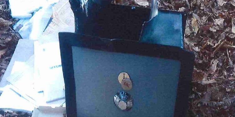 Aparece en un monte de Vigo una caja fuerte reventada con 1.000 euros dentro