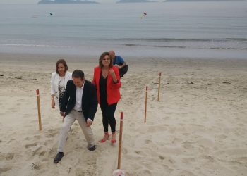 El Concello de Vigo aparca la decisión de prohibir fumar en las playas y en Balaídos