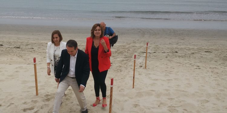 El Concello de Vigo aparca la decisión de prohibir fumar en las playas y en Balaídos