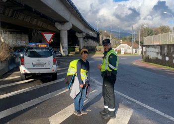 La Guardia Civil asiste a una peregrina japonesa que se coló en la A55 en O Porriño