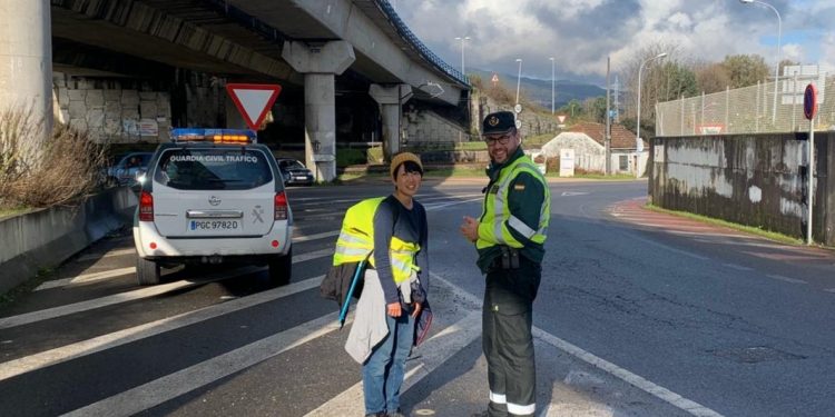 La Guardia Civil asiste a una peregrina japonesa que se coló en la A55 en O Porriño