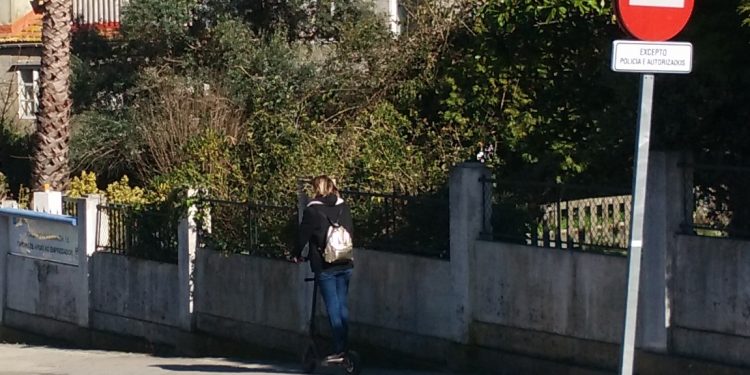 La Policía Local intensifica su acción contra los patinetes que van por la acera