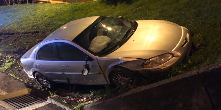Buscan en Vigo a dos jóvenes que huyeron tras empotrarse con su coche contra un talud
