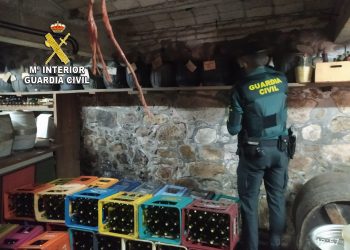 Intervienen 400 litros de aguardiente y vino artesanal en un bar de Mos