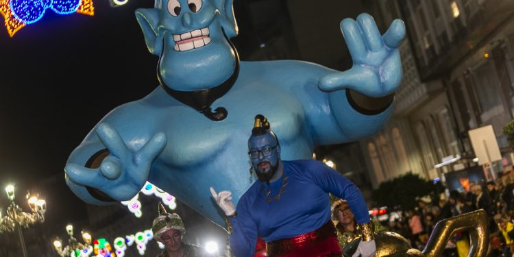 Vigo disfruta del Entroido con un eterno desfile plagado de cuentos, color y cine