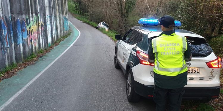 Quintuplica la tasa de alcoholemia tras quedarse con el coche sobre una pendiente en Mos