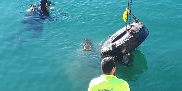 Neumáticos, walkie talkies y un contenedor bajo el mar de Vigo