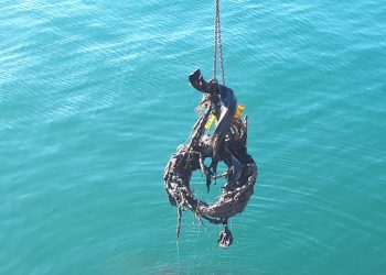 Neumáticos, walkie talkies y un contenedor bajo el mar de Vigo