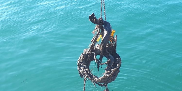 Neumáticos, walkie talkies y un contenedor bajo el mar de Vigo
