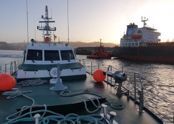 Un petrolero atraca en el puerto de Vigo con tres polizones a bordo