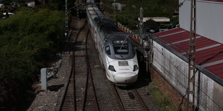 Adif adjudica la mejora de la plataforma entre Guillarei y Redondela