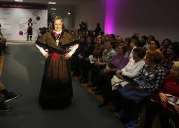 O traxe tradicional loce en Vigo coa pasarela da Deputación