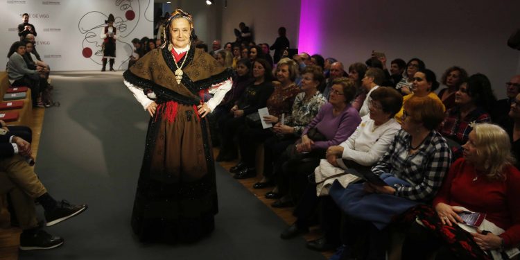 O traxe tradicional loce en Vigo coa pasarela da Deputación