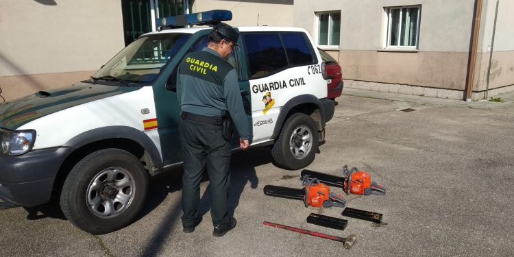 Detenidos dos porriñeses con 51 antecedentes por un robo en una ferretería de Gondomar