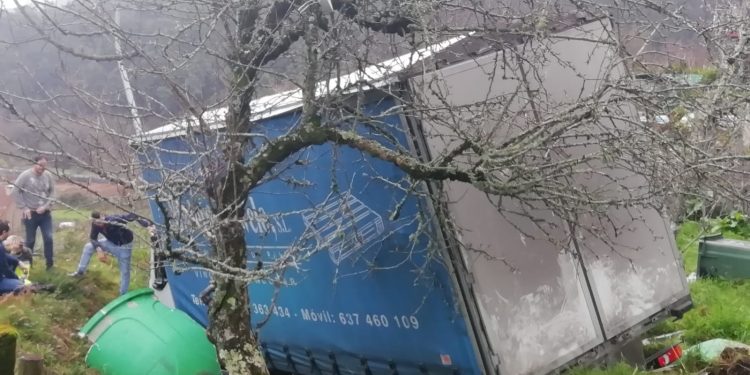 Trasladado al Cunqueiro un camionero tras sufrir un accidente en la curva de la Abelenda