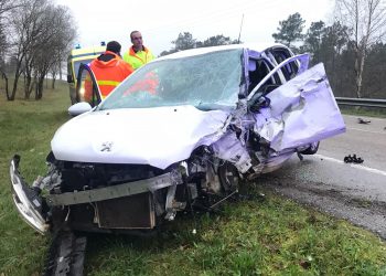 Los bomberos de Vigo liberan a una mujer atrapada en un coche tras chocar con un Vitrasa