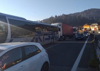 Retenciones de tres kilómetros en la A-55 por un accidente entre dos camiones y un autobús
