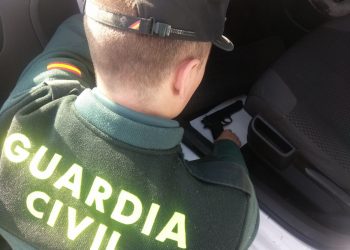 Interceptan a un vecino de Pontecaldelas con un arma simulada escondida en el coche