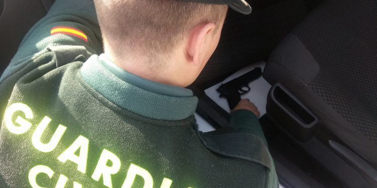 Interceptan a un vecino de Pontecaldelas con un arma simulada escondida en el coche