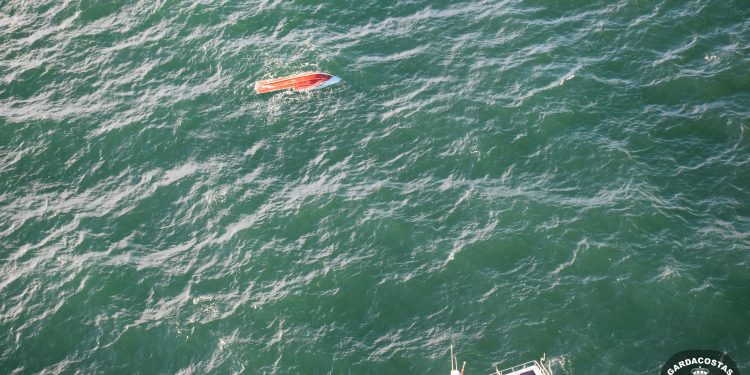 Un muerto y un desaparecido al naufragar en Cíes un pesquero con base en Baiona