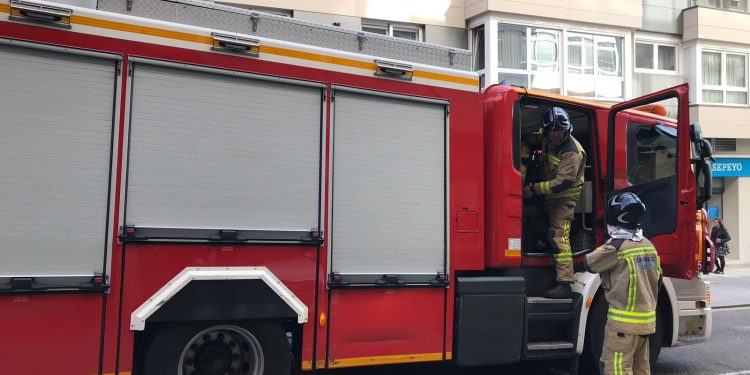 Los bomberos de Vigo se movilizan por un incendio cerca de la plaza de España
