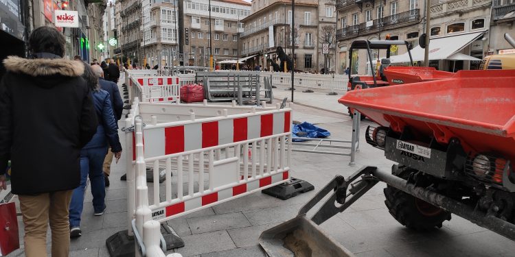 Vigo Histórico, Greenpeace y otros cuatro colectivos ecologistas se disfrazan contra el túnel de la Porta do Sol