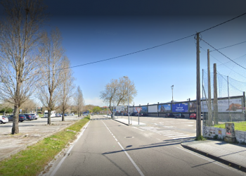 Excarcelada una joven tras empotrarse contra una farola y un poste de la luz en Vigo