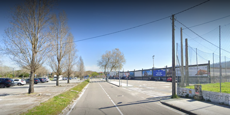 Excarcelada una joven tras empotrarse contra una farola y un poste de la luz en Vigo