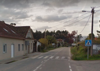 Liberan a una mujer que quedó atrapada entre su vehículo y un portal en Salvaterra de Miño