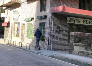 Un conductor de VMP, multado por segunda vez en un mes en Vigo por ir por la acera