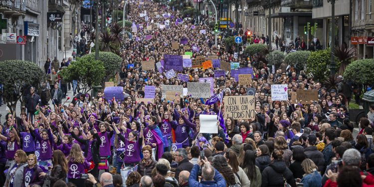 Una multitud marcha el 8M en Vigo por la igualdad y contra el patriarcado