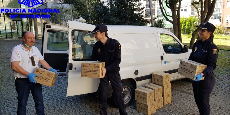 La Policía Nacional de Vigo entrega 36.000 guantes al personal sanitario