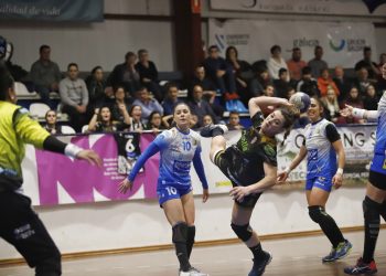 El Mecalia rema a contracorriente para ganar al Málaga