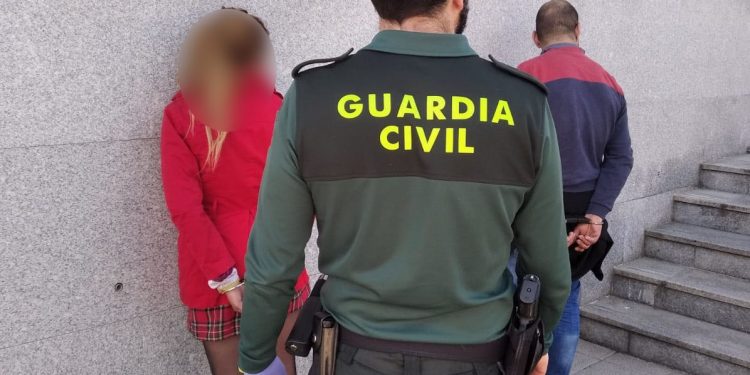 Detenidos en Bueu un vecino de Vigo y una vecina de Moaña con un coche robado