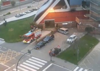 Los bomberos de Vigo devuelven los aplausos con música y sobre el camión