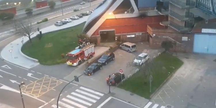 Los bomberos de Vigo devuelven los aplausos con música y sobre el camión
