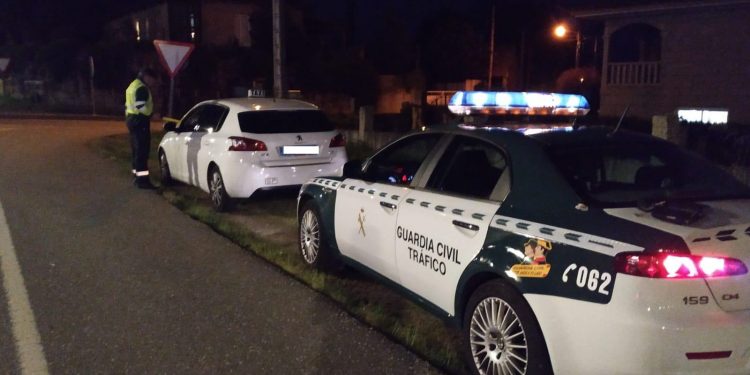 Multa de 500 euros a un taxista que dio positivo tras llevar a un cliente a Peinador