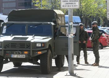 Once vehículos blindados y 80 militares custodian Vigo