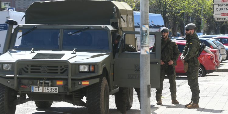 Once vehículos blindados y 80 militares custodian Vigo