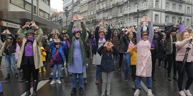 Vigo abre el 8M con una performance reivindicativa