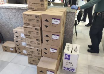Interveñen en Mos 11.000 luvas, 124 litros de alcohol sanitario e 510 mascarillas